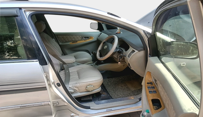 2010 Toyota Innova V 2.5 7 STR, Diesel, Manual, 2,47,936 km, interior