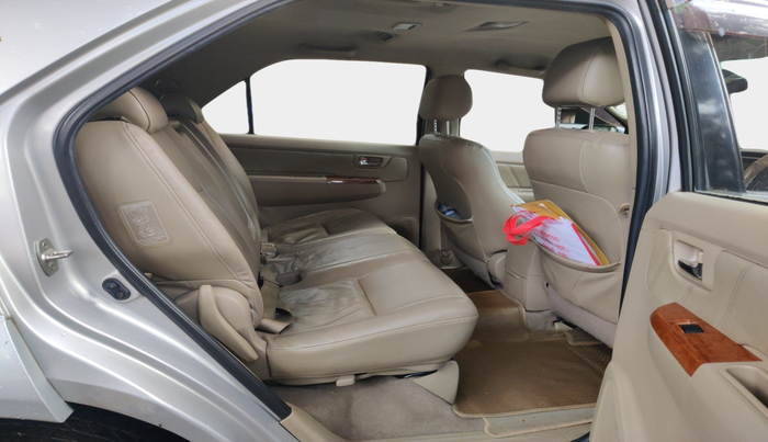 2010 Toyota Fortuner 3.0 4X4 MT, Diesel, Manual, 3,06,092 km, interior