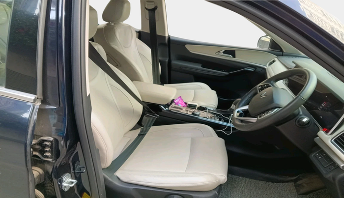 2023 Mahindra XUV700 AX 7 LUXURY P AT 7 STR, Petrol, Automatic, 9,752 km, interior