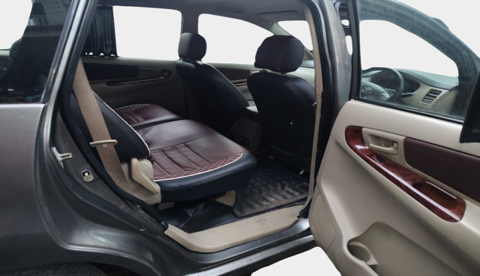 2013 Toyota Innova 2.5 GX 8 STR, Diesel, Manual, 2,07,572 km, interior