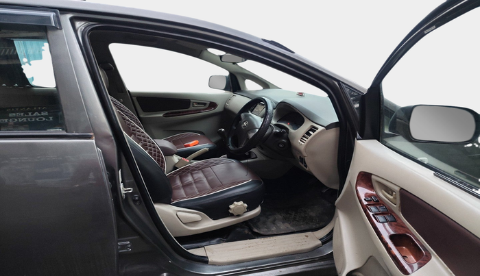 2013 Toyota Innova 2.5 GX 8 STR, Diesel, Manual, 2,07,572 km, interior