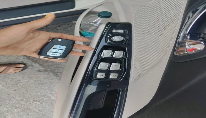 2021 Mahindra XUV300 W8 (O) 1.2 PETROL AMT, Petrol, Automatic, 41,613 km, interior