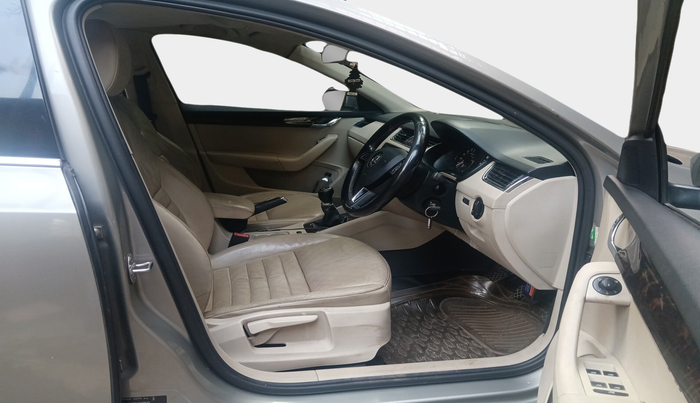 2015 Skoda Octavia AMBITION 2.0 TDI, Diesel, Manual, 1,41,143 km, interior