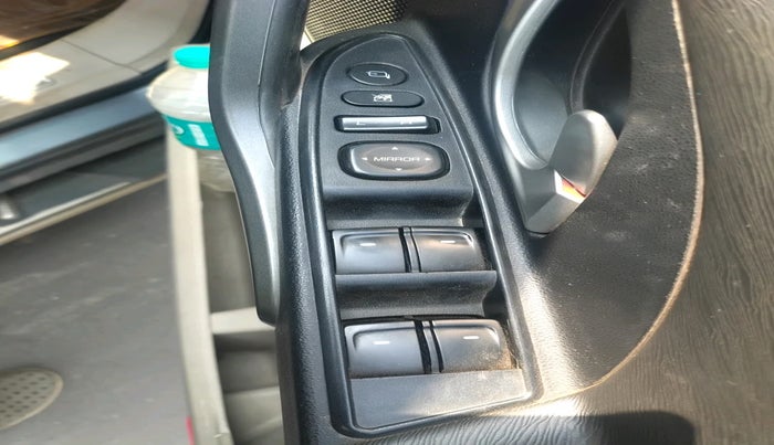 2016 Mahindra XUV500 W10, Diesel, Manual, 1,24,902 km, interior