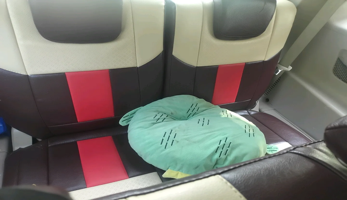 2016 Mahindra XUV500 W10, Diesel, Manual, 1,24,902 km, interior