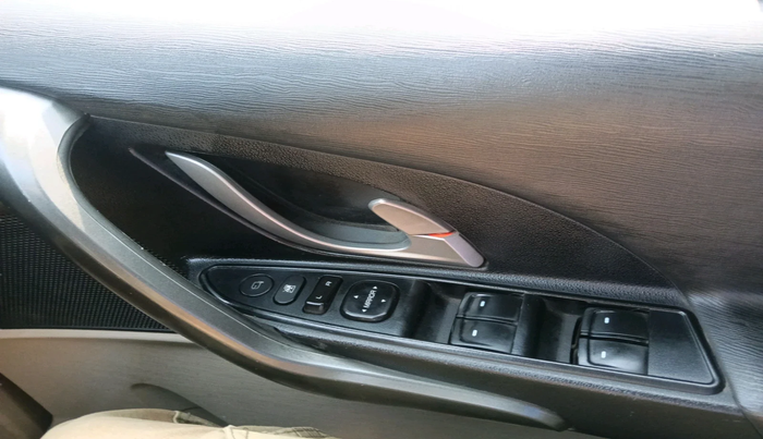 2016 Mahindra XUV500 W10 AT, Diesel, Automatic, 1,60,367 km, interior