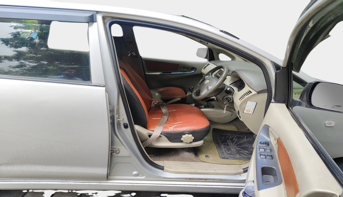 2013 Toyota Innova 2.5 GX 8 STR, Diesel, Manual, 1,72,000 km, interior