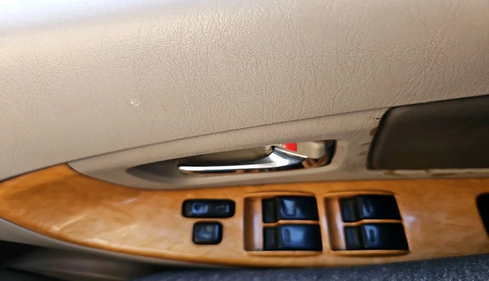 2010 Toyota Innova V 2.5 7 STR, Diesel, Manual, 1,23,261 km, interior