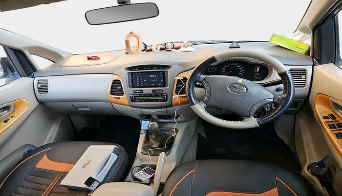 2010 Toyota Innova V 2.5 7 STR, Diesel, Manual, 1,23,261 km, interior