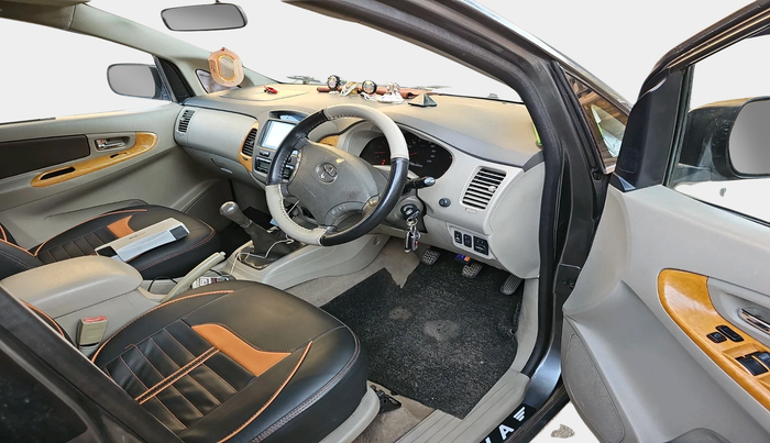 2010 Toyota Innova V 2.5 7 STR, Diesel, Manual, 1,23,261 km, interior