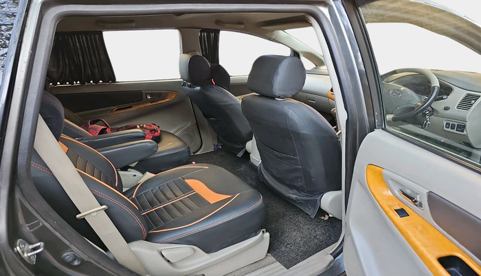 2010 Toyota Innova V 2.5 7 STR, Diesel, Manual, 1,23,261 km, interior