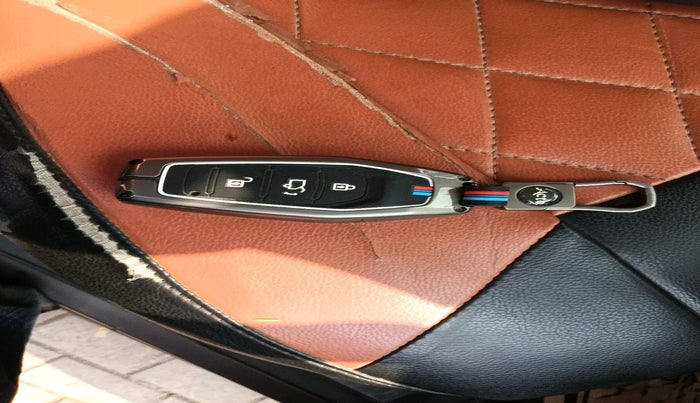 2018 Mahindra XUV500 W9, Diesel, Manual, 1,30,656 km, interior