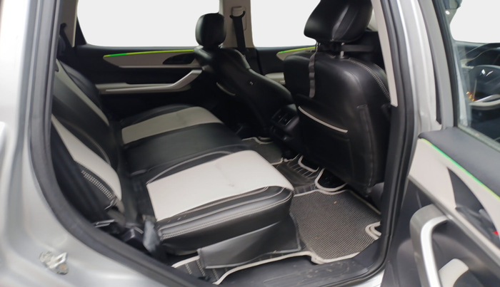 2022 Mahindra XUV700 MX D MT 5 STR, Diesel, Manual, 24,971 km, interior