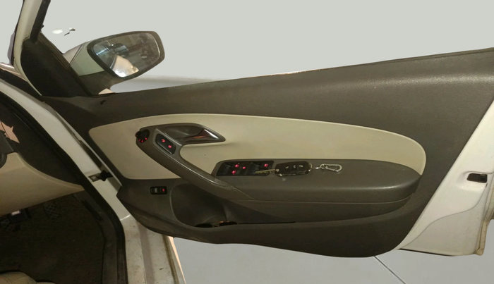 2013 Volkswagen Vento HIGHLINE 1.6 MPI, Petrol, Manual, 79,378 km, interior