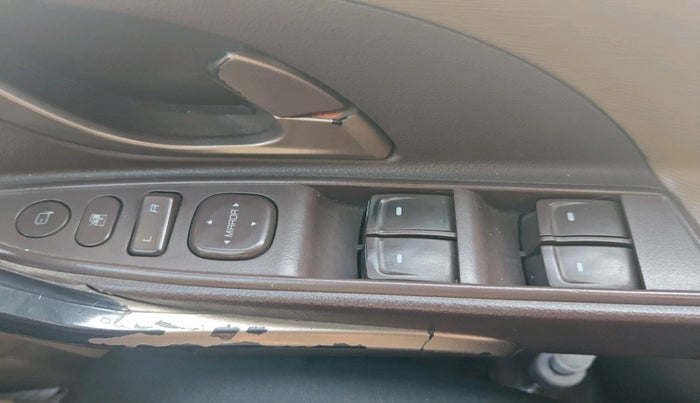 2011 Mahindra XUV500 W8, Diesel, Manual, 2,40,940 km, interior