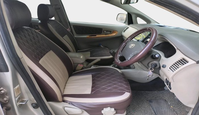 2010 Toyota Innova V 2.5 7 STR, Diesel, Manual, 2,52,822 km, interior