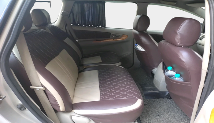 2010 Toyota Innova V 2.5 7 STR, Diesel, Manual, 2,52,822 km, interior