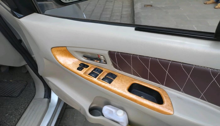 2010 Toyota Innova V 2.5 7 STR, Diesel, Manual, 2,52,822 km, interior