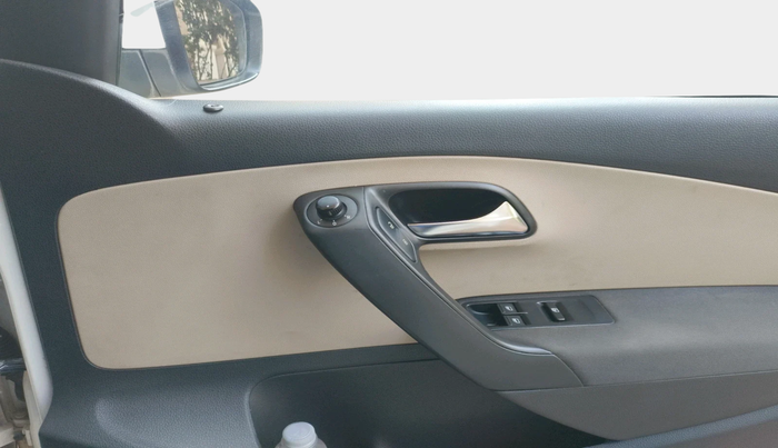 2011 Volkswagen Polo HIGHLINE1.2L, Petrol, Manual, 1,27,718 km, interior