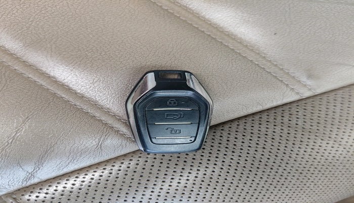 2016 Mahindra XUV500 W10, Diesel, Manual, 90,223 km, interior