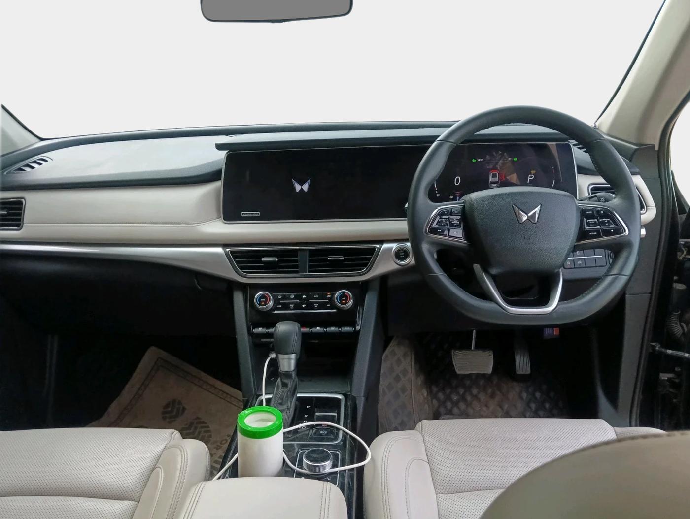 2024 Mahindra XUV700 AX 7 LUXURY D AT 7 STR, Diesel, Automatic, 33,867 km, interior