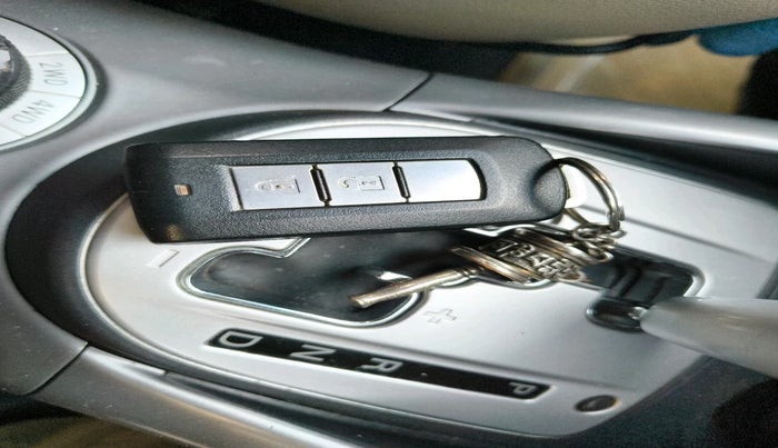 2012 Mitsubishi Outlander 2.4 MIVEC, Petrol, Automatic, 1,19,930 km, interior