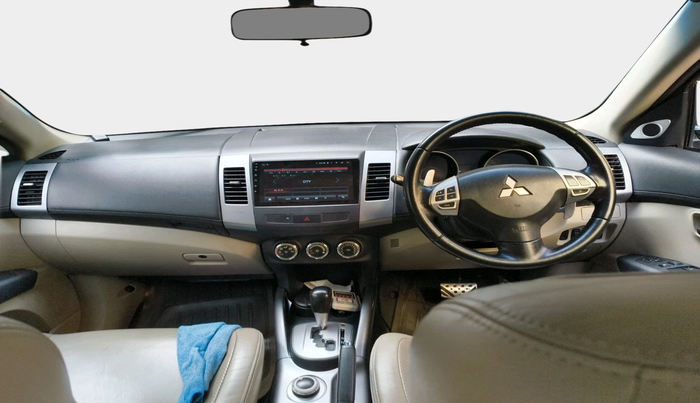 2012 Mitsubishi Outlander 2.4 MIVEC, Petrol, Automatic, 1,19,930 km, interior