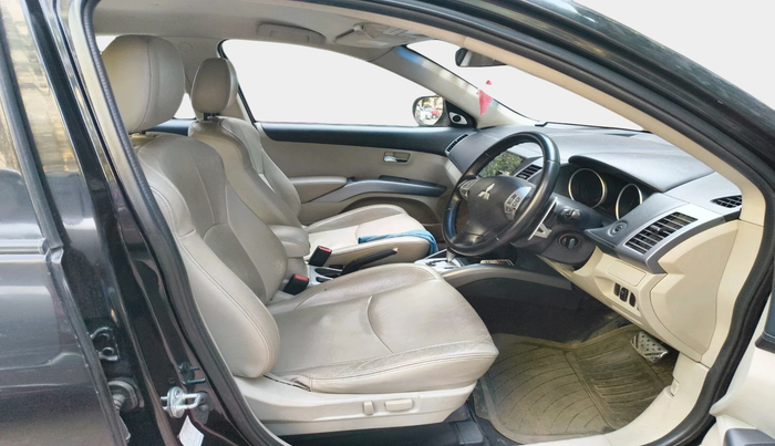 2012 Mitsubishi Outlander 2.4 MIVEC, Petrol, Automatic, 1,19,930 km, interior