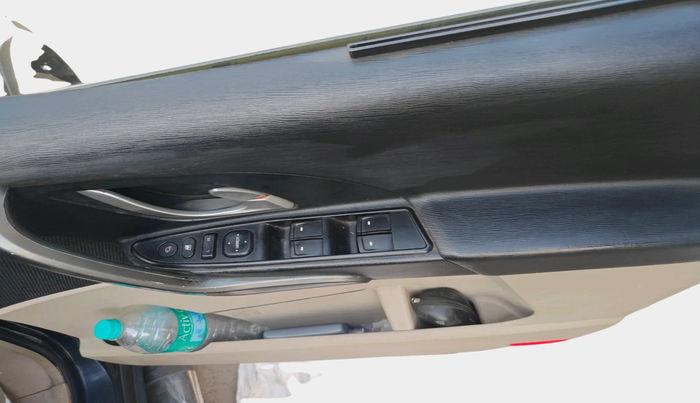 2016 Mahindra XUV500 W10, Diesel, Manual, 1,19,920 km, interior