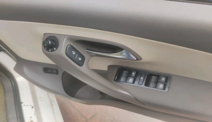 2011 Volkswagen Vento HIGHLINE 1.6 MPI, Petrol, Manual, 55,971 km, interior