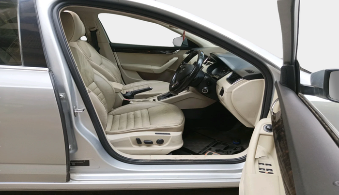 2016 Skoda Octavia STYLE PLUS AT 1.8 TSI, Petrol, Automatic, 96,957 km, interior