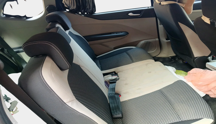 2022 Renault TRIBER RXZ AMT DUAL TONE, Petrol, Automatic, 23,647 km, interior