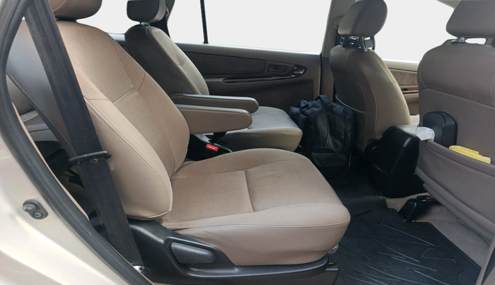 2015 Toyota Innova 2.5 GX 7 STR, Diesel, Manual, 1,42,630 km, interior