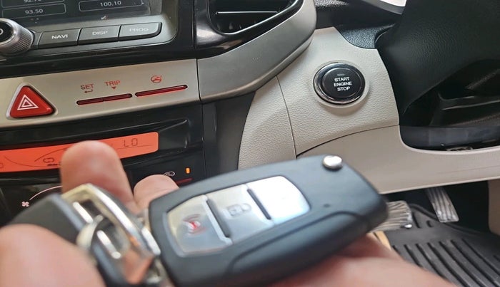 2021 Mahindra XUV300 W8 (O) 1.2 PETROL AMT, Petrol, Automatic, 42,908 km, interior