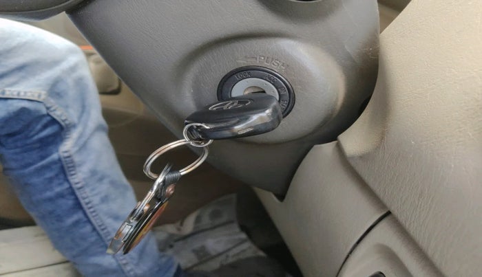 2011 Toyota Innova VX 2.5 8 STR, Diesel, Manual, 1,83,527 km, interior