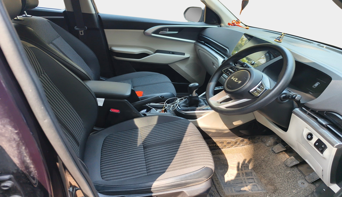 2022 KIA CARENS PRESTIGE PLUS 1.4 PETROL 7 STR, Petrol, Manual, 33,389 km, interior