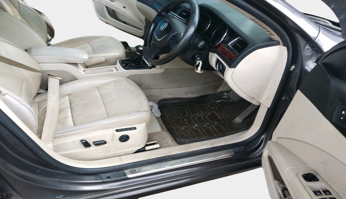 2011 Skoda Superb ELEGANCE 2.0 TDI CR AT, Diesel, Automatic, 1,25,150 km, interior