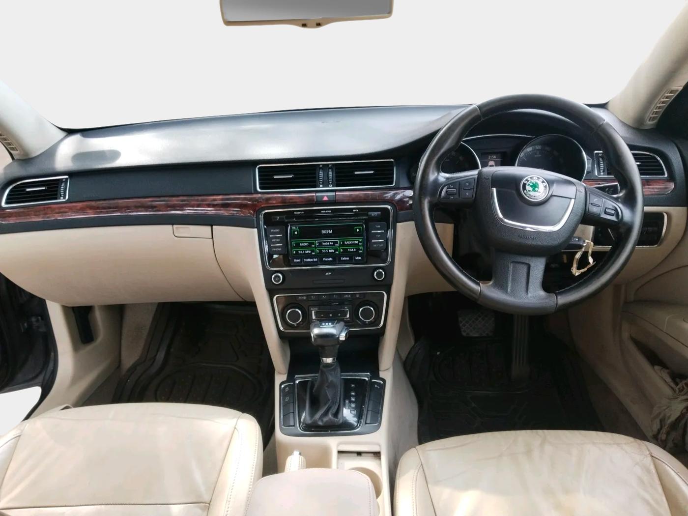 2011 Skoda Superb ELEGANCE 2.0 TDI CR AT, Diesel, Automatic, 1,25,150 km, interior
