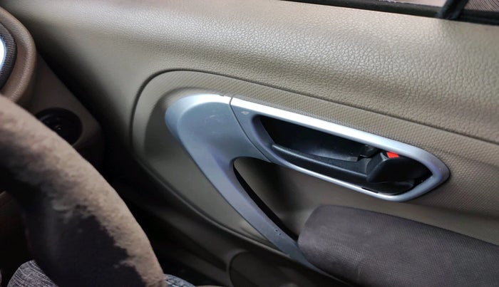 2015 Mahindra TUV300 T8, Diesel, Manual, 1,07,977 km, interior