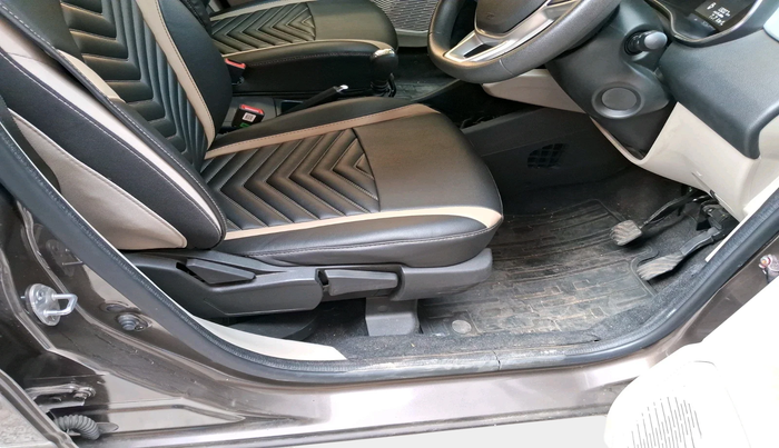 2022 Renault TRIBER RXZ AMT, Petrol, Automatic, 13,007 km, interior