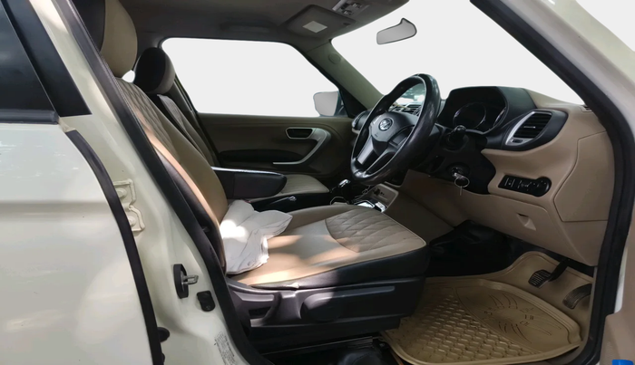 2018 Mahindra TUV300 T10 AMT, Diesel, Automatic, 1,14,590 km, interior