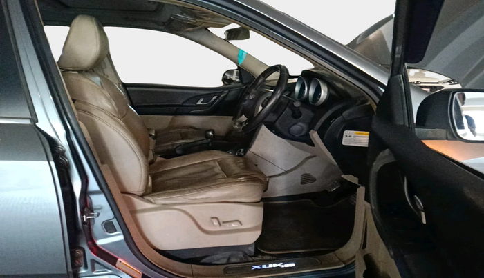 2015 Mahindra XUV500 W10, Diesel, Manual, 1,49,965 km, interior