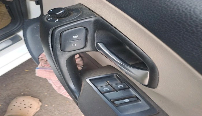 2012 Volkswagen Polo HIGHLINE1.2L, Petrol, Manual, 83,432 km, interior