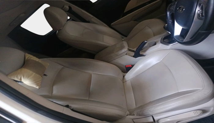 2019 Mahindra XUV300 W8 (O) 1.5 DIESEL AMT, Diesel, Automatic, 1,28,955 km, interior