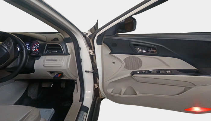 2019 Mahindra XUV300 W8 (O) 1.5 DIESEL AMT, Diesel, Automatic, 1,28,955 km, interior