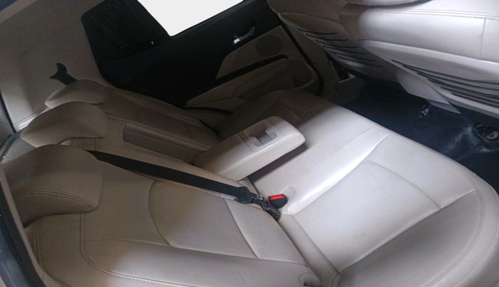 2019 Mahindra XUV300 W8 (O) 1.5 DIESEL AMT, Diesel, Automatic, 1,28,955 km, interior