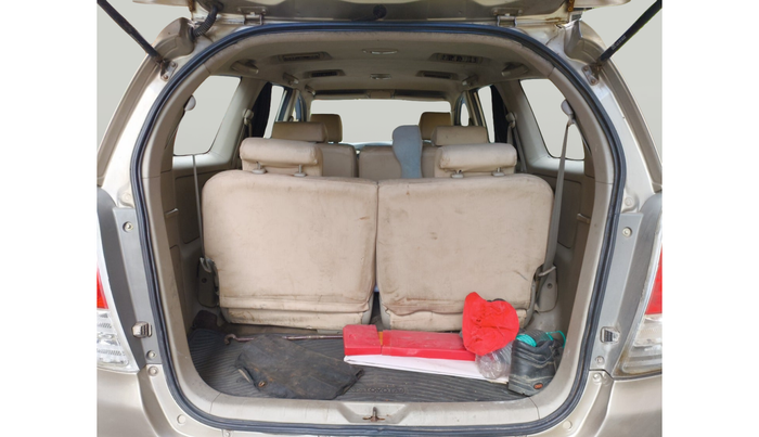 2011 Toyota Innova V 2.5 8 STR, Diesel, Manual, 2,10,018 km, exterior