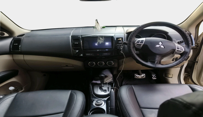 2011 Mitsubishi Outlander 2.4 MIVEC, Petrol, Automatic, 88,679 km, interior