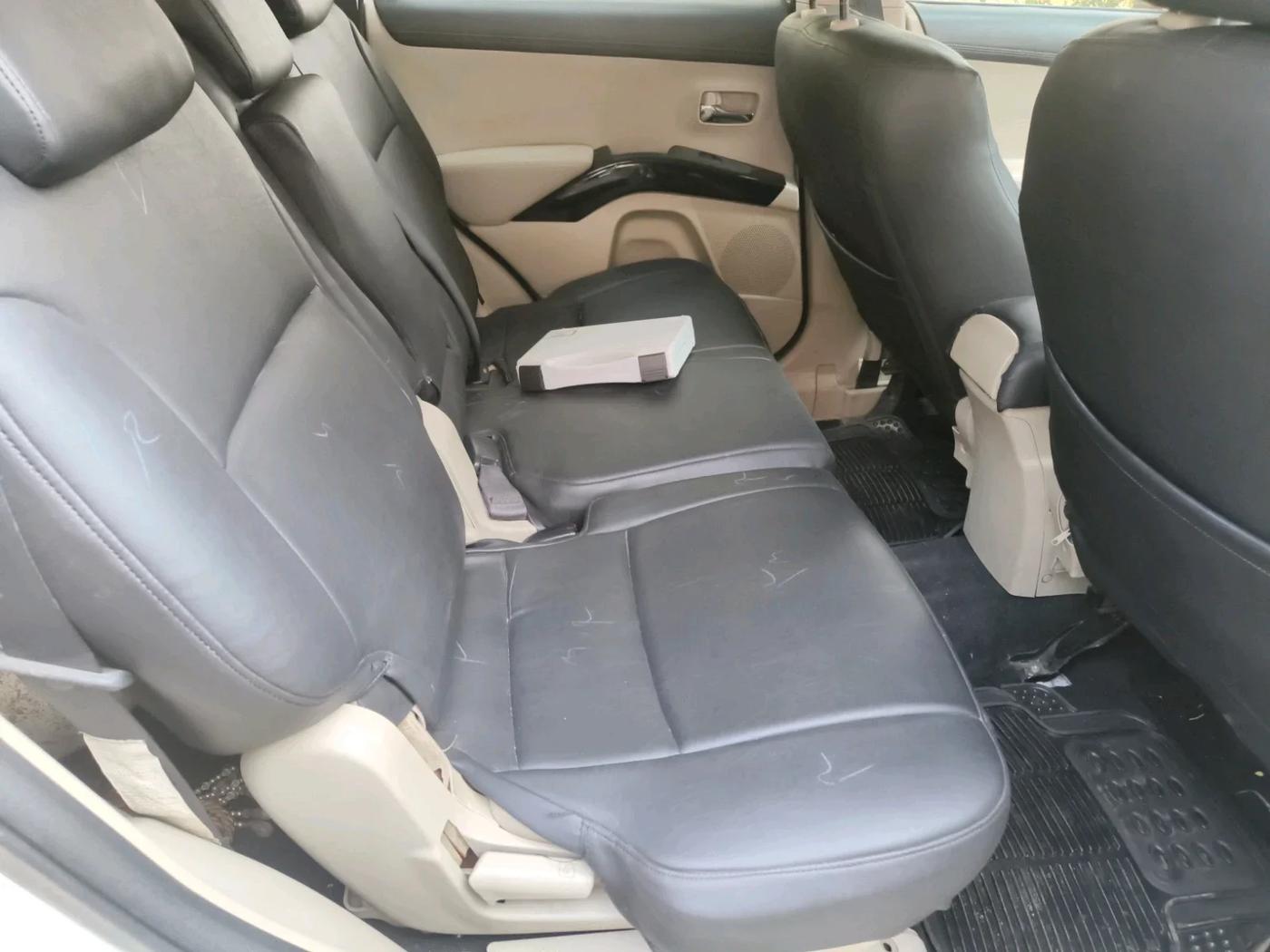 2011 Mitsubishi Outlander 2.4 MIVEC, CNG, Automatic, 88,679 km, interior