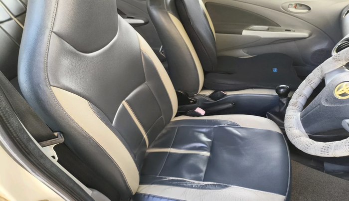 2011 Toyota Etios Liva V, Petrol, Manual, 1,24,305 km, interior